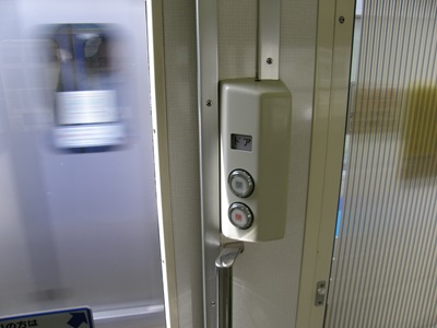 door-button.jpg(41238 byte)