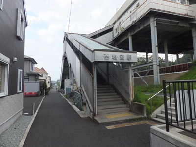 entrance-w2.jpg(60945 byte)