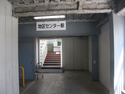 駐車場から駅入り口